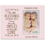 Zwei kleine Segen Baby Pink Foto Rahmen aus Holz<br><div class="desc">Feiern Sie die Ankunft Ihrer kleinen Freudenpakete mit Familie und Freunden mit unserem einzigartigen personalisierten Baby-Foto-Rahmen. Dieser atemberaubende gravierte Bilderrahmen hält ein Foto zum Gedenken an den fröhlichen Anlass mit dem zarten Vers "Zwei Segen von oben gesendet. Zweimal das Lächeln, zweimal die Liebe". Erhältlich in 4 verschiedenen Farben und individuell...</div>