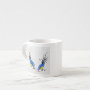 Zwei kleine titmouses, die Korn pecking sind. Espressotasse