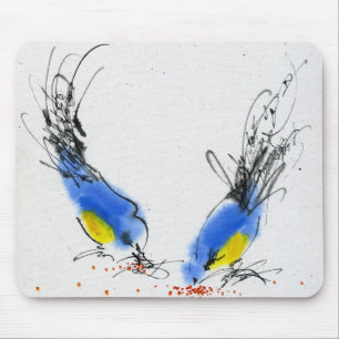 Zwei kleine titmouses, die Korn pecking sind. Mousepad