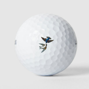 Zwei kleine Vögel fliegen frei am Himmel. Vintage  Golfball