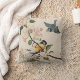 Zwei kleine Vögel in der Nähe eines Apfelblumenzwe Kissen