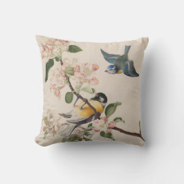 Zwei kleine Vögel in der Nähe eines Apfelblumenzwe Kissen