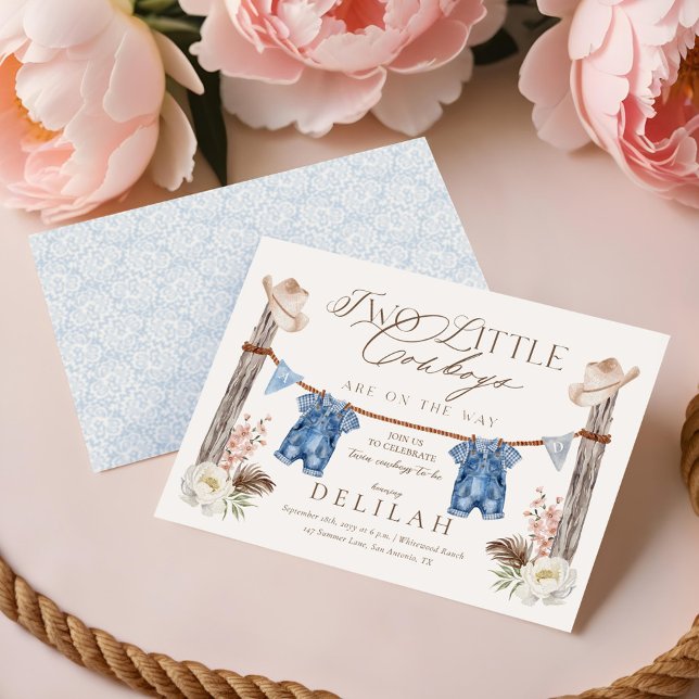 Zwei kleine Zwillingsjungen sind auf dem Weg zur B Einladung (Two Little Twin Cowboys Are on The Way Baby Shower Invitation)