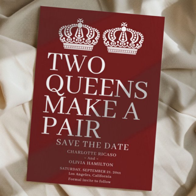 Zwei Königinnen machen eine paarige lesbische Hoch Ankündigung (Two Queens Make A Pair Gay Lesbian Wedding Announcement by Ricaso. Available in other colors)