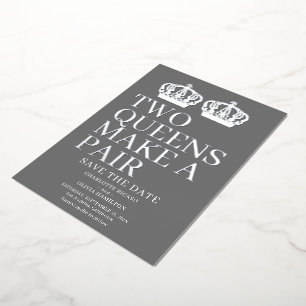 Zwei Königinnen machen eine paarige lesbische Hoch Folieneinladung