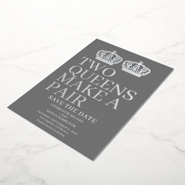 Zwei Königinnen machen eine paarige lesbische Hoch Folieneinladung (Gedreht)