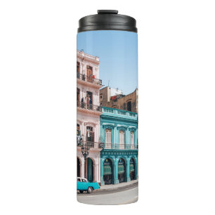 ZWEI KRAFTFAHRZEUGE IM AUSSENGEBÄUDE THERMOSBECHER