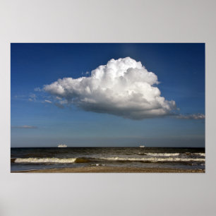 Zwei Kreuzfahrtschiffe unter einer riesigen Wolke, Poster
