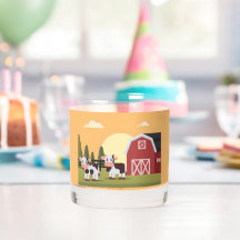 Zwei Kühe und eine rote Scheune bei Sonnenaufgang