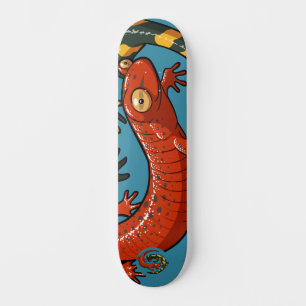 Zwei lächelnde Freunde verliehen Cartoon Salamande Skateboard