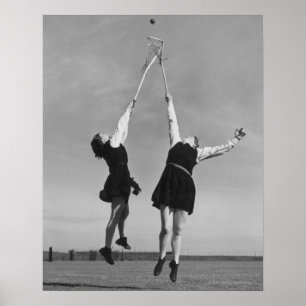 Zwei Lacrosse Spieler springen für den Ball. Poster