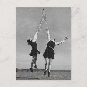 Zwei Lacrosse Spieler springen für den Ball. Postkarte