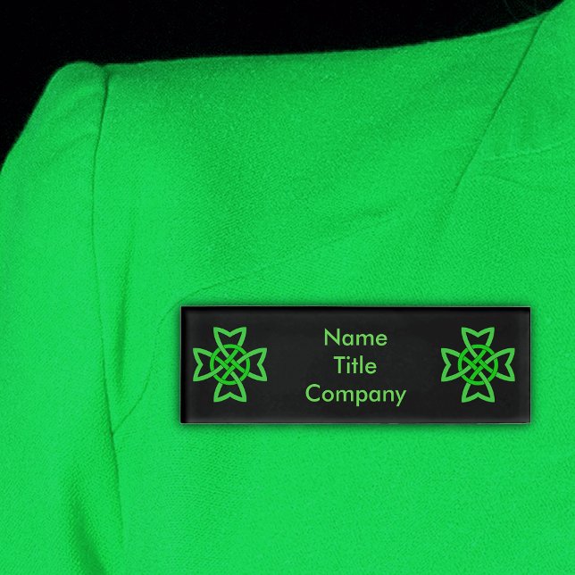 Zwei lebendige keltische Knots irisch grün auf sch Namenschild (Looped bright green intertwined Irish Celtic knots on black name tag.)