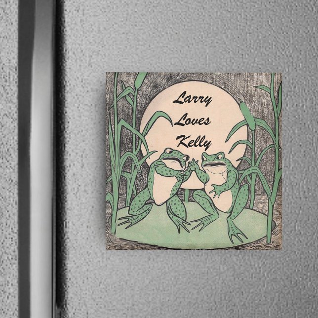 Zwei Lieben Grüne Funny Fields Magnet (Two fun green fighting frogs on lily pad with full moon and plants on square magnet.)