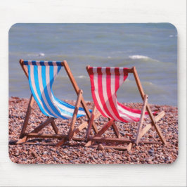 Zwei Liegestühle auf der Matte Mousepad