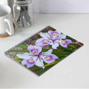 Zwei Lila Beunirs Floral Notizblock