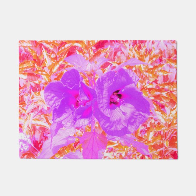 Zwei Lila und heiße Pink Pum Crazy Hibiskus in Rot Fußmatte (Vorderseite)