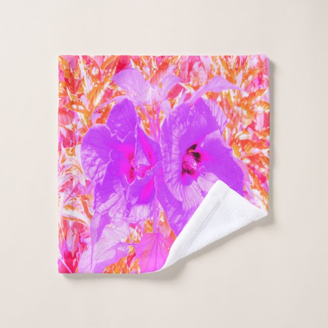 Zwei Lila und heiße Pink Pum Crazy Hibiskus in Rot Waschlappen (Waschlappen)