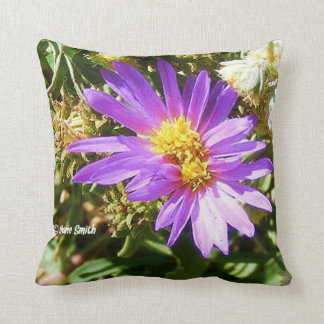 Zwei lila Wildblumen Kissen