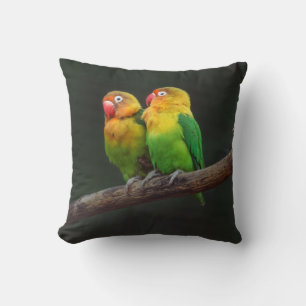 Zwei Lovebirds auf einer Zweigniederlassung Kissen