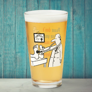 Zwei lustige Ärzte und Cartoon mit medizinischen T Glas