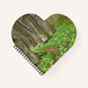 Zwei Mädchen pflücken im Frühjahrswald Blume Notizbuch