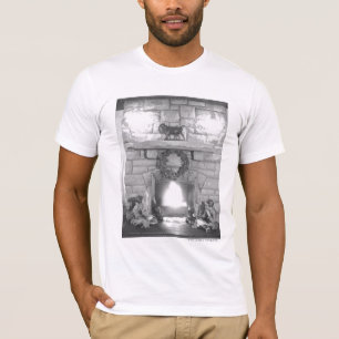 Zwei Mädchen sitzen an einem Weihnachtsabend neben T-Shirt