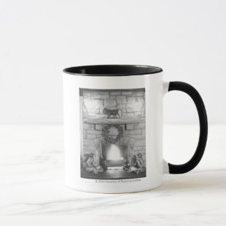 Zwei Mädchen sitzen an einem Weihnachtsabend neben Tasse