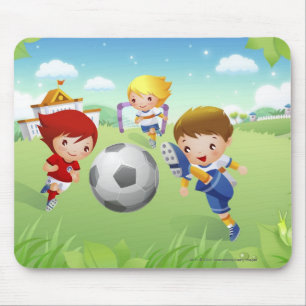 Zwei Mädchen und ein Junge, der Fußball spielt Mousepad