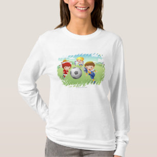 Zwei Mädchen und ein Junge, der Fußball spielt T-Shirt