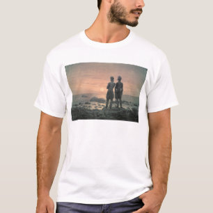 Zwei Männer durch das Meer T-Shirt