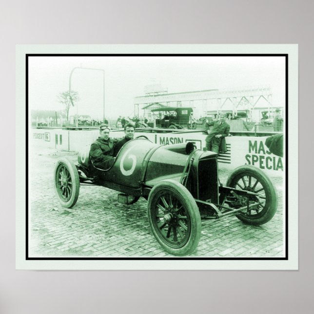 Zwei Männer im antiken Rennwagen Nr. 6 Indy 500 Poster (Vorne)