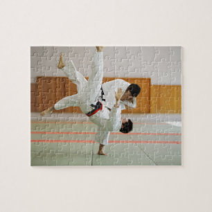 Zwei Männer im Judo-Match 3 Puzzle