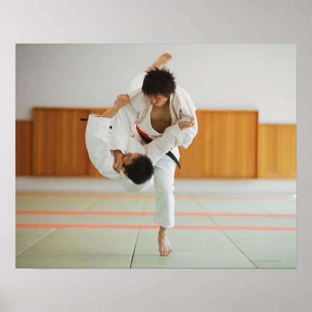 Zwei Männer konkurrieren in einem Judo-Match Poster (Vorne)