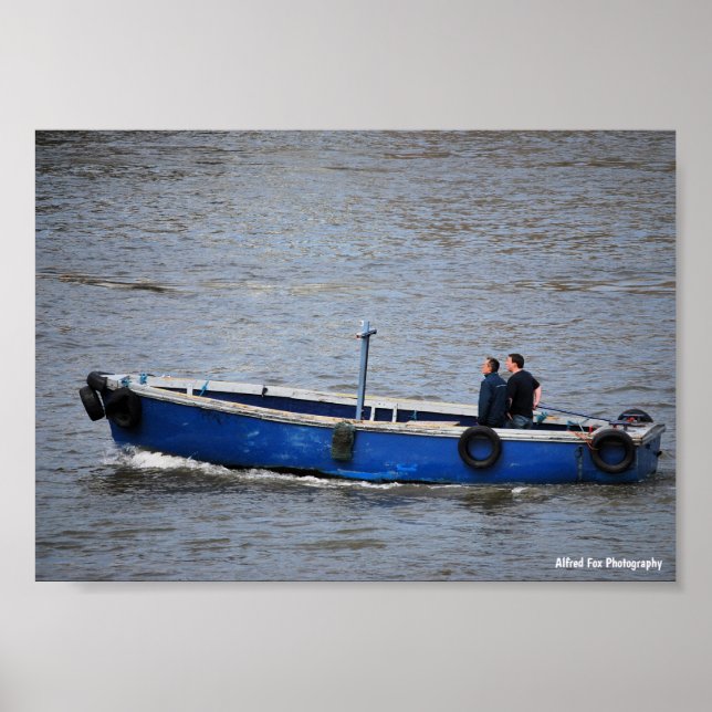 Zwei Männer und ein blaues Boot Poster (Vorne)