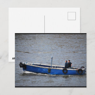 Zwei Männer und ein blaues Boot Postkarte