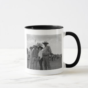 Zwei Männer und zwei Frauen an einem Rodeo Tasse