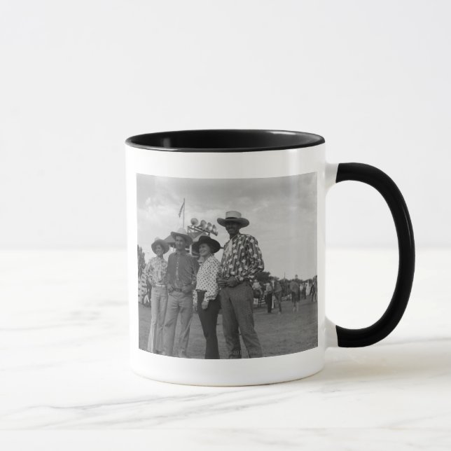 Zwei Männer und zwei Frauen an einem Rodeo Tasse (Rechts)