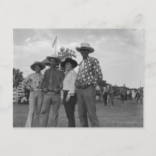 Zwei Männer und zwei Frauen bei einem Rodeo Postkarte