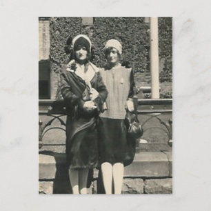 Zwei Männer ziehen auf der Postkarte der Stadt aus