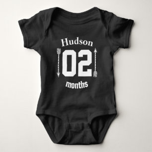 Zwei Monate alte Pfeile Baby Boy Personalisiert Baby Strampler