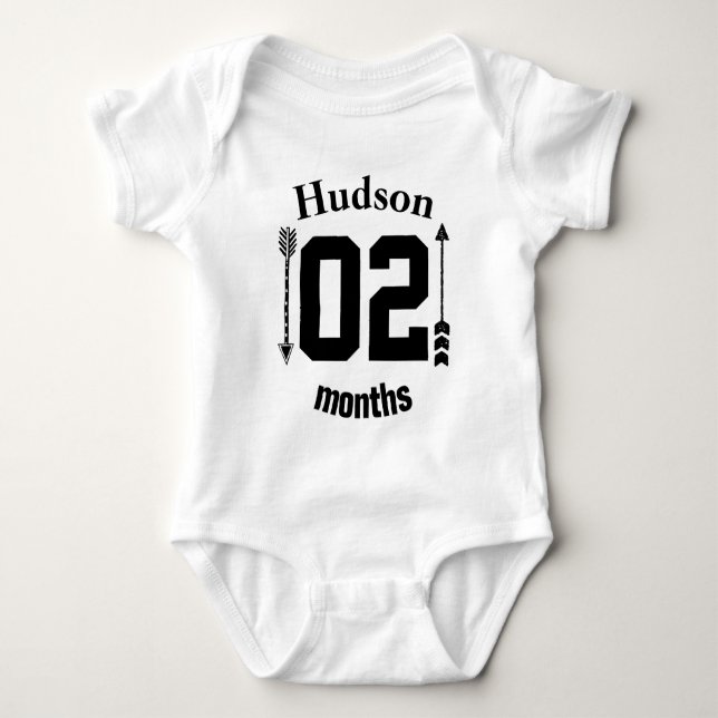 Zwei Monate alte Pfeile Baby Boy Personalisiert Strampler (Vorderseite)