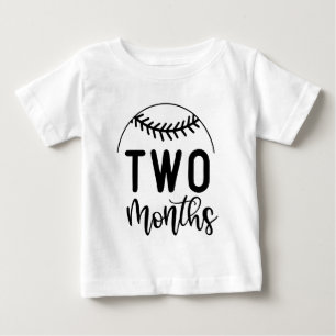 Zwei Monate Baseball Baby-Meilenstein - Baby T-shirt