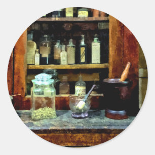 Zwei Mortar und Pestles und Glass Jar Runder Aufkleber