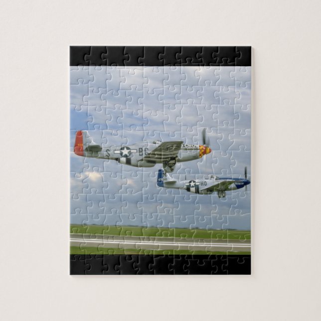 Zwei Mustangs P51, die vorbei. _WWII Flugzeuge Puzzle (Vertikal)
