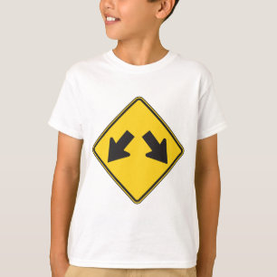 Zwei nach unten zeigende Pfeile Warnstraßenschild T-Shirt