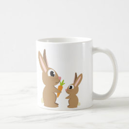 Zwei Niedliche Kaninchen, die eine Möhre teilen Tasse
