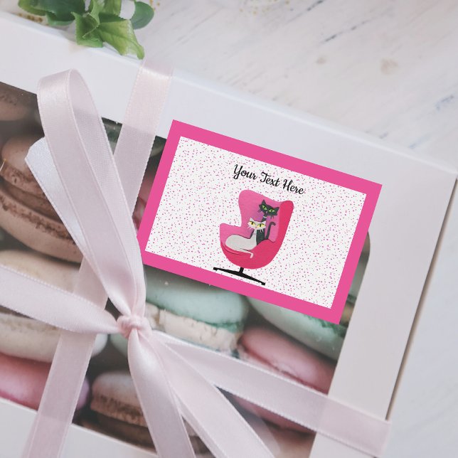 Zwei niedliche Katzen in rosa Pink Mitte Jahrhunde Lebensmitteletikett (Two pretty cats in mid century pink chair on white with pink polka dots and pink border food label.)