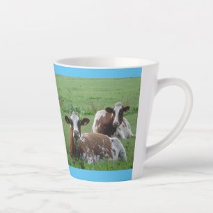 Zwei Niedliche weißbraune Kühe Kruste. Blue Latte Milchtasse
