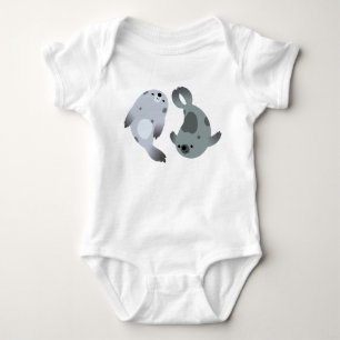Zwei niedlicher Playful Baby Strampler